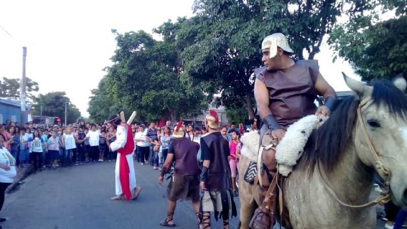 Los vecinos participaron del Vía Crucis viviente por las calles de La Tablada