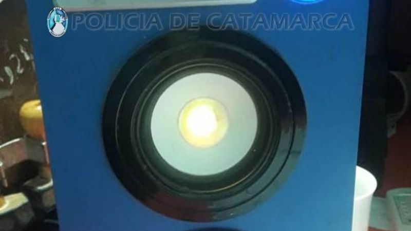 Descubrieron a dos jóvenes intentando vender un parlante robado