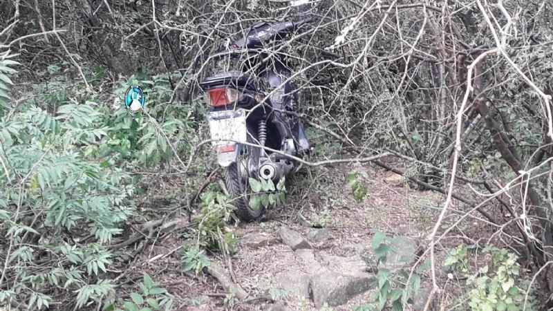 Le robaron la moto y la escondieron en un descampado
