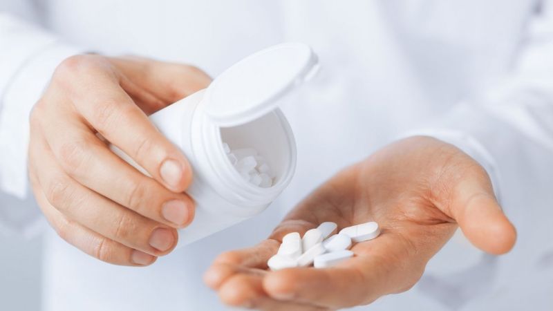 Alertan sobre riesgos del ibuprofeno y recomiendan reemplazarlo por paracetamol