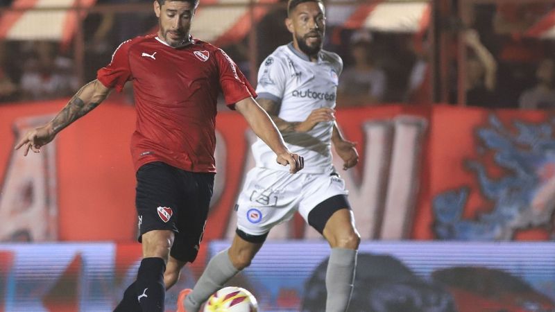 El “Rojo” recibe al “Bicho” con la misión de dar vuelta la serie