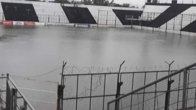 La cancha de Chaco For Ever quedó bajo el agua