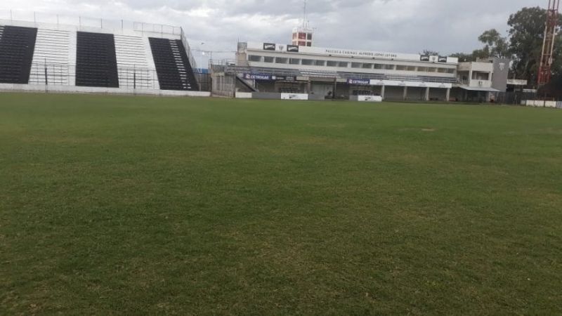 La cancha de Chaco For Ever quedó bajo el agua