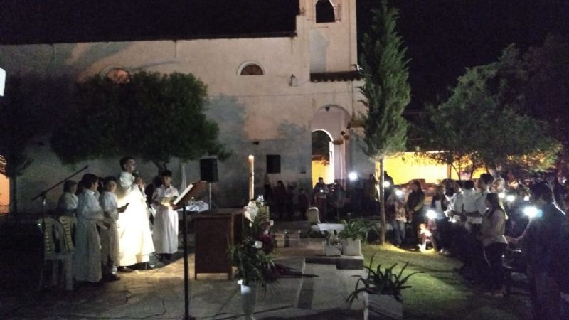 Noche de resurrección con un fuerte mensaje en la parroquia San Roque