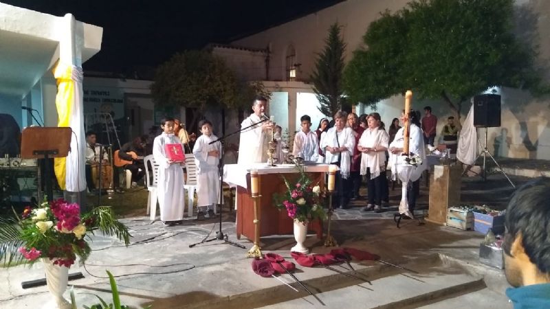 Noche de resurrección con un fuerte mensaje en la parroquia San Roque