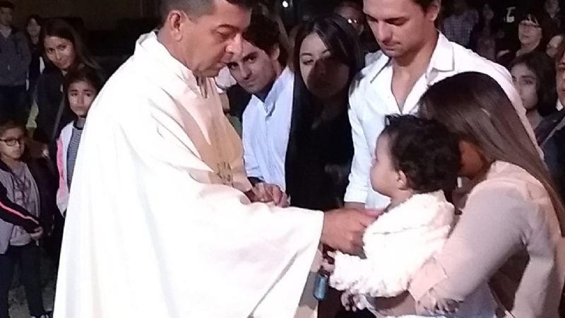 Noche de resurrección con un fuerte mensaje en la parroquia San Roque