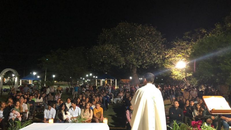 Noche de resurrección con un fuerte mensaje en la parroquia San Roque