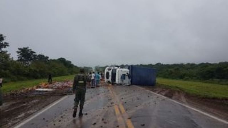 Volcó un camión que transportaba verduras en la ruta 38