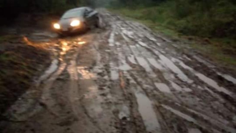 Caminos de barro intransitables en El Alto por la incesante lluvia