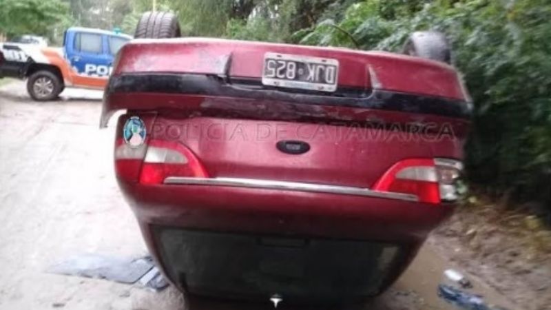 Adolescente volcó el auto que manejaba