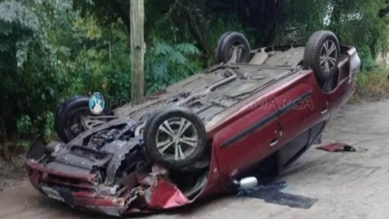 Adolescente volcó el auto que manejaba