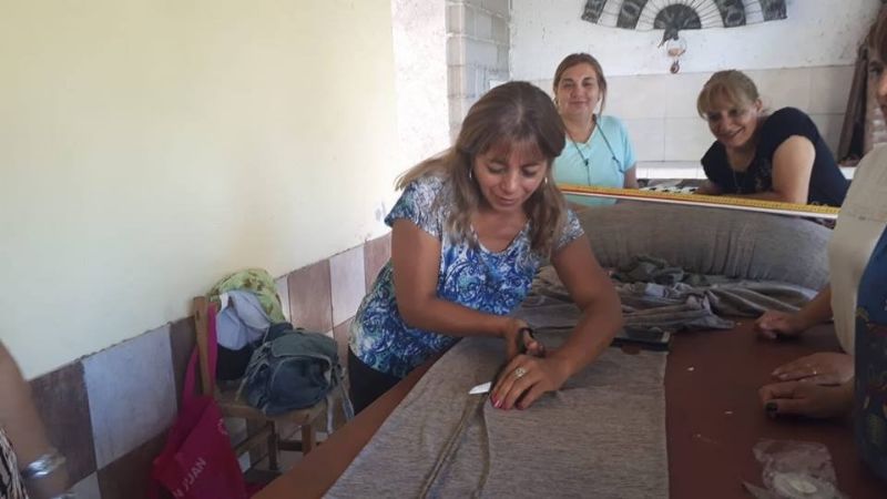 Ex trabajadoras de una fábrica se unen para un emprendimiento textil