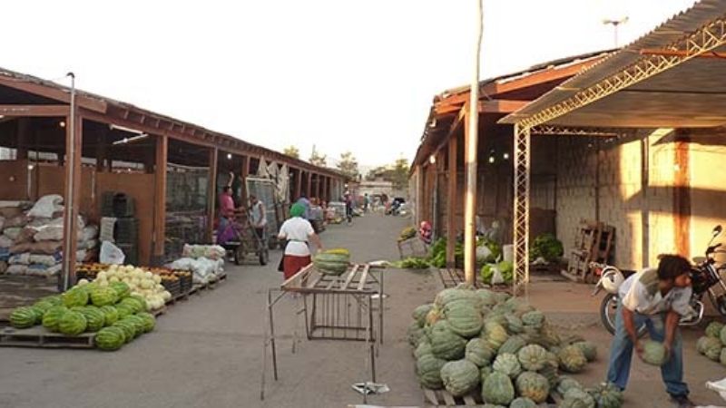 Policías asistieron a un hombre en el Mercado de Abasto