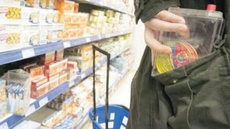 Sorprenden a un hombre robando en un supermercado