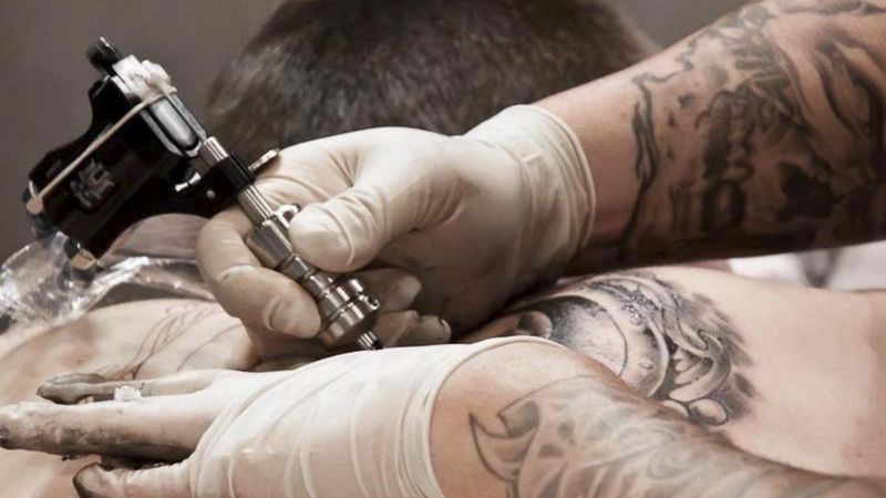 Capacitación para tatuadores y perforadores