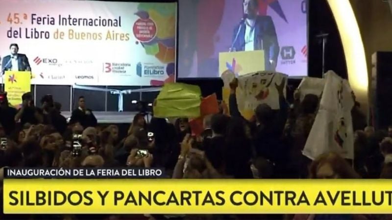 Silbidos y mal momento de  Avelluto en la Feria del Libro