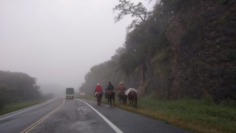 Mantienen advertencia por niebla y lluvia en El Totoral