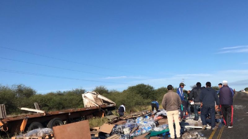 Volcó un camión con gaseosas en la ruta 20