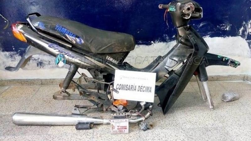 Encuentran una moto semi desarmada, oculta en un descampado