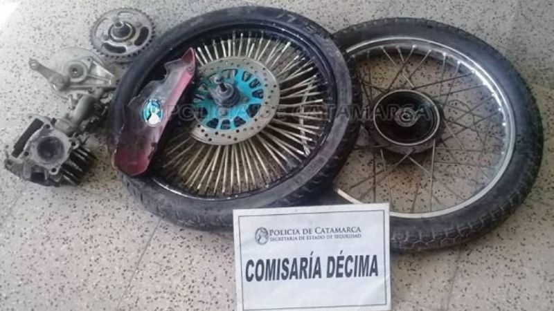 Encuentran una moto semi desarmada, oculta en un descampado