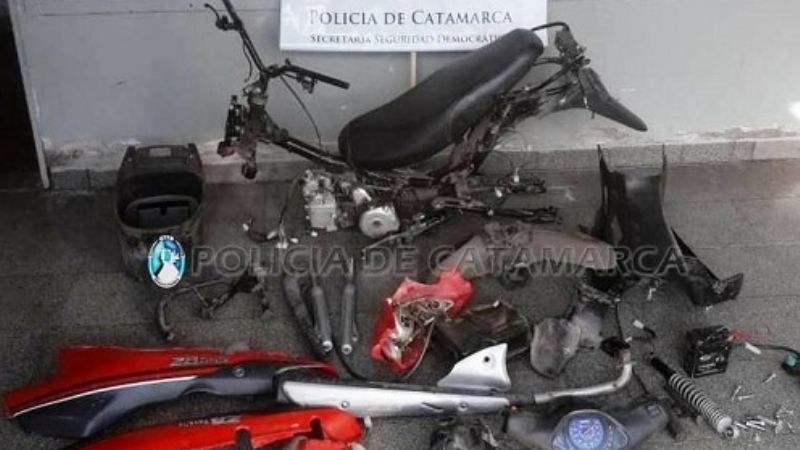 Robó una moto, la desarmó y enterró sus partes