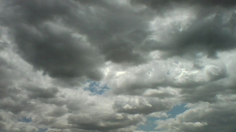 Después de días soleados, vuelve el cielo gris, lloviznas y fresco