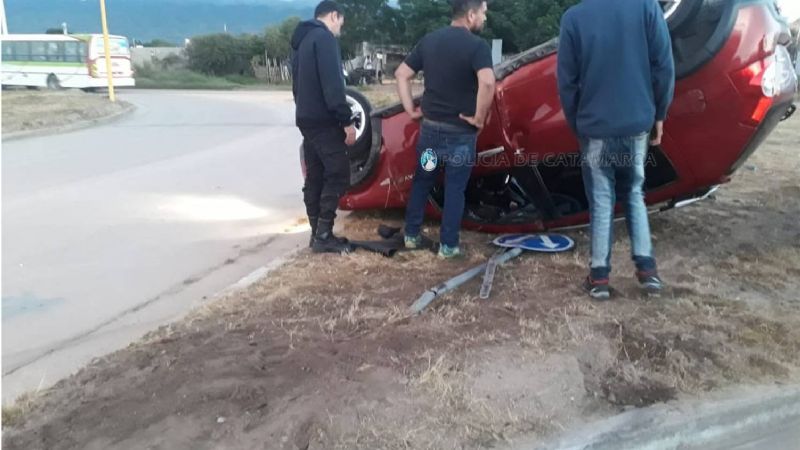 Automovilista chocó contra un cartel y volcó en el norte de la ciudad
