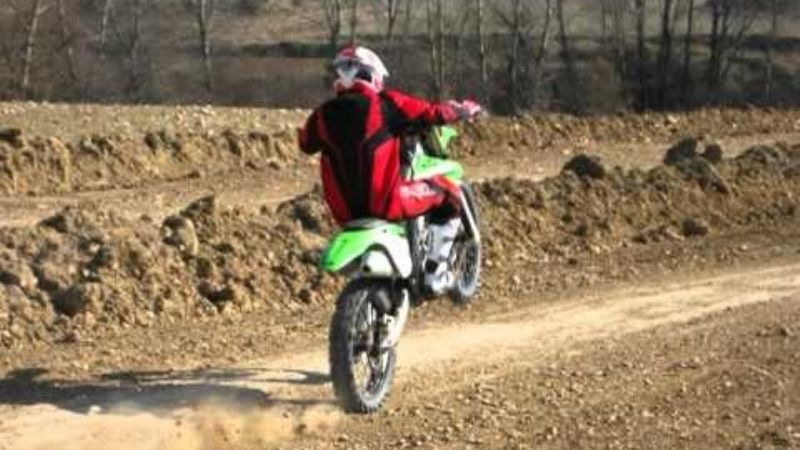 Asistieron a una adolescente accidentada mientras practicaba motocross