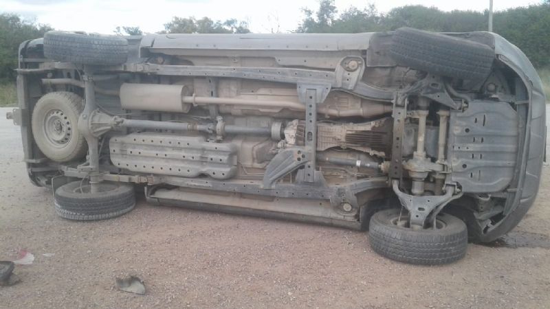 Vehículo oficial volcó en la ruta 64