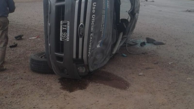 Vehículo oficial volcó en la ruta 64