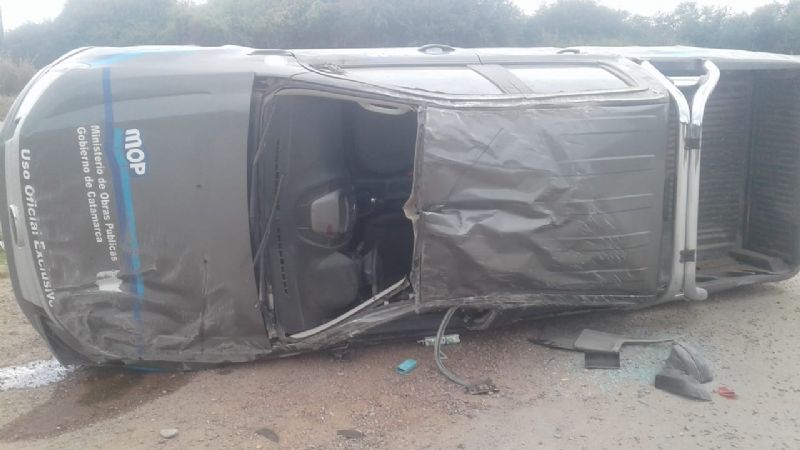 Vehículo oficial volcó en la ruta 64