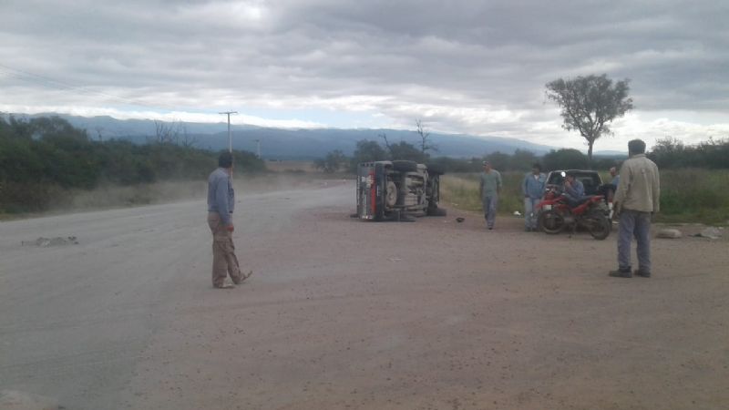 Vehículo oficial volcó en la ruta 64
