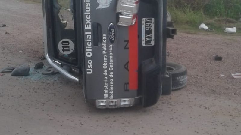 Vehículo oficial volcó en la ruta 64