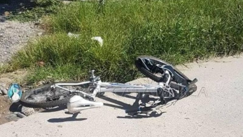 Auto embistió violentamente a un ciclista
