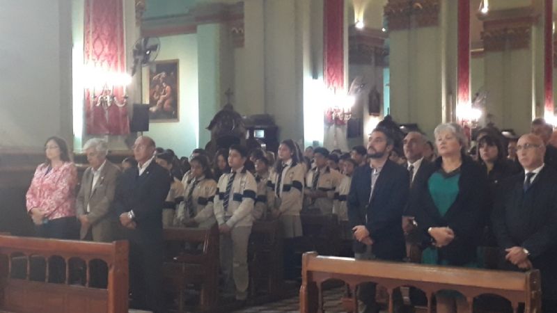 Homenaje de la universidad, institutos y escuelas