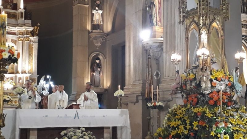 Homenaje de la universidad, institutos y escuelas