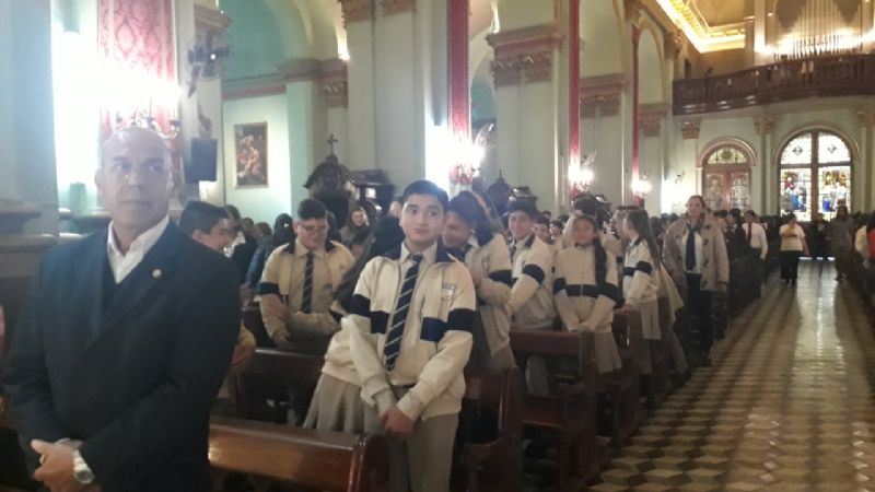 Homenaje de la universidad, institutos y escuelas