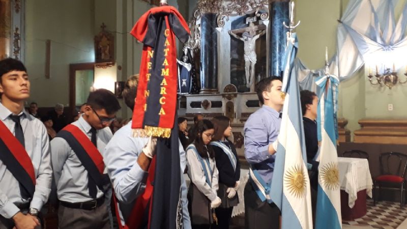 Homenaje de la universidad, institutos y escuelas