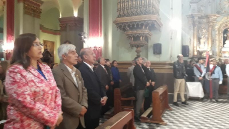 Homenaje de la universidad, institutos y escuelas