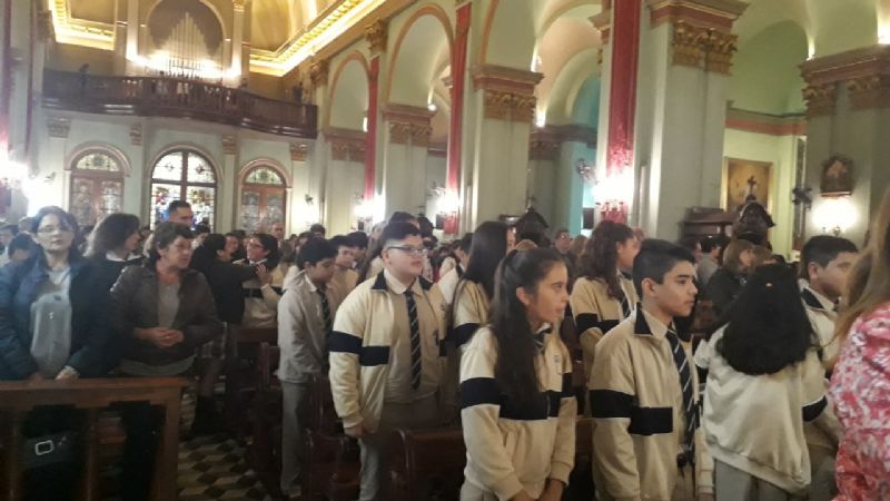 Homenaje de la universidad, institutos y escuelas