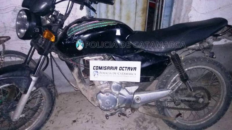 Encontraron en una casa una moto robada en el 2005
