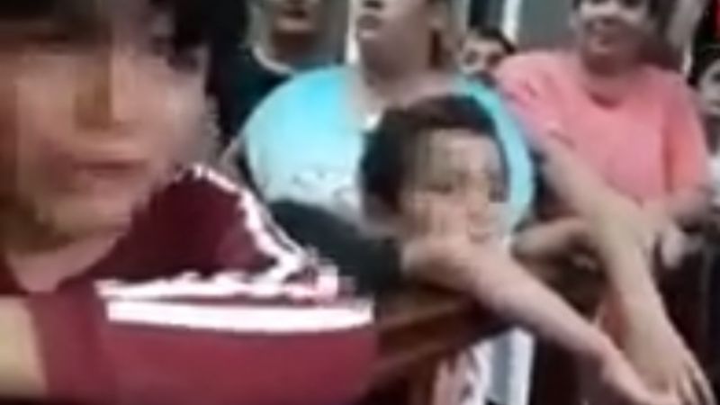 Un niño lloró y reclamó a un concejal: “Nos morimos de hambre por su culpa”