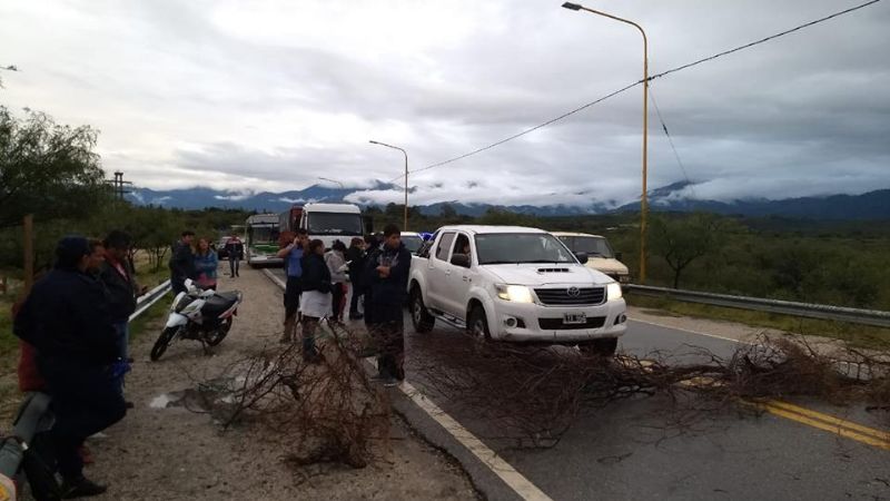 Reclaman transporte con un corte de ruta