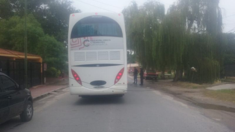 Colectivo se enganchó con un cable y dejó sin energía a toda la cuadra