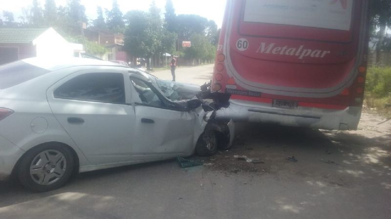 Fuerte choque de un auto contra un colectivo