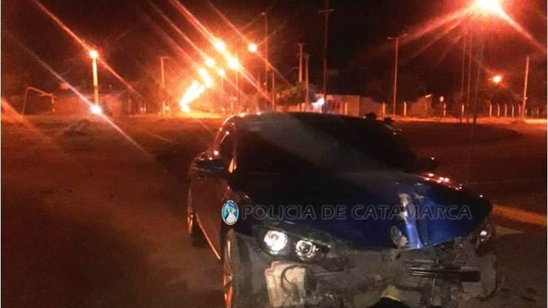 Conductor perdió el control y chocó contra un poste