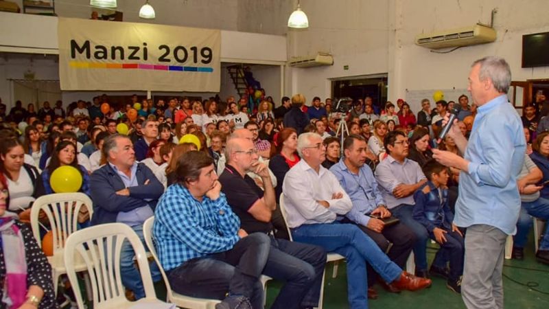 Manzi encabezó acto como candidato a gobernador