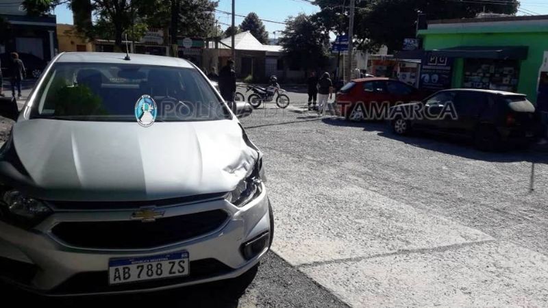 Chocaron dos autos y un hombre de 80 años sufrió heridas