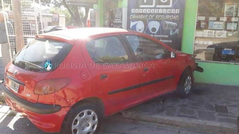 Chocaron dos autos y un hombre de 80 años sufrió heridas