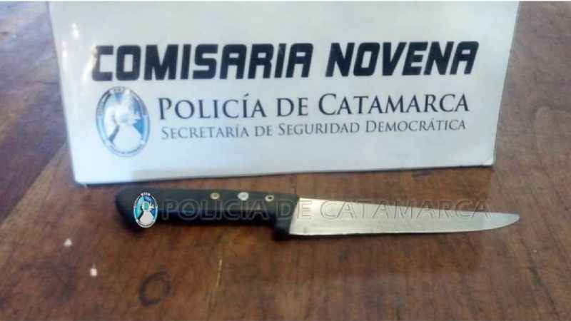 Joven desató su furia en plena calle y amenazó a un policía con un cuchillo